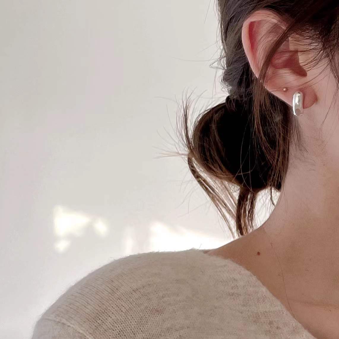 Pendientes de tuerca minimalistas de plata de ley 925 con forma de corazón en V y diseño geométrico con microincrustaciones