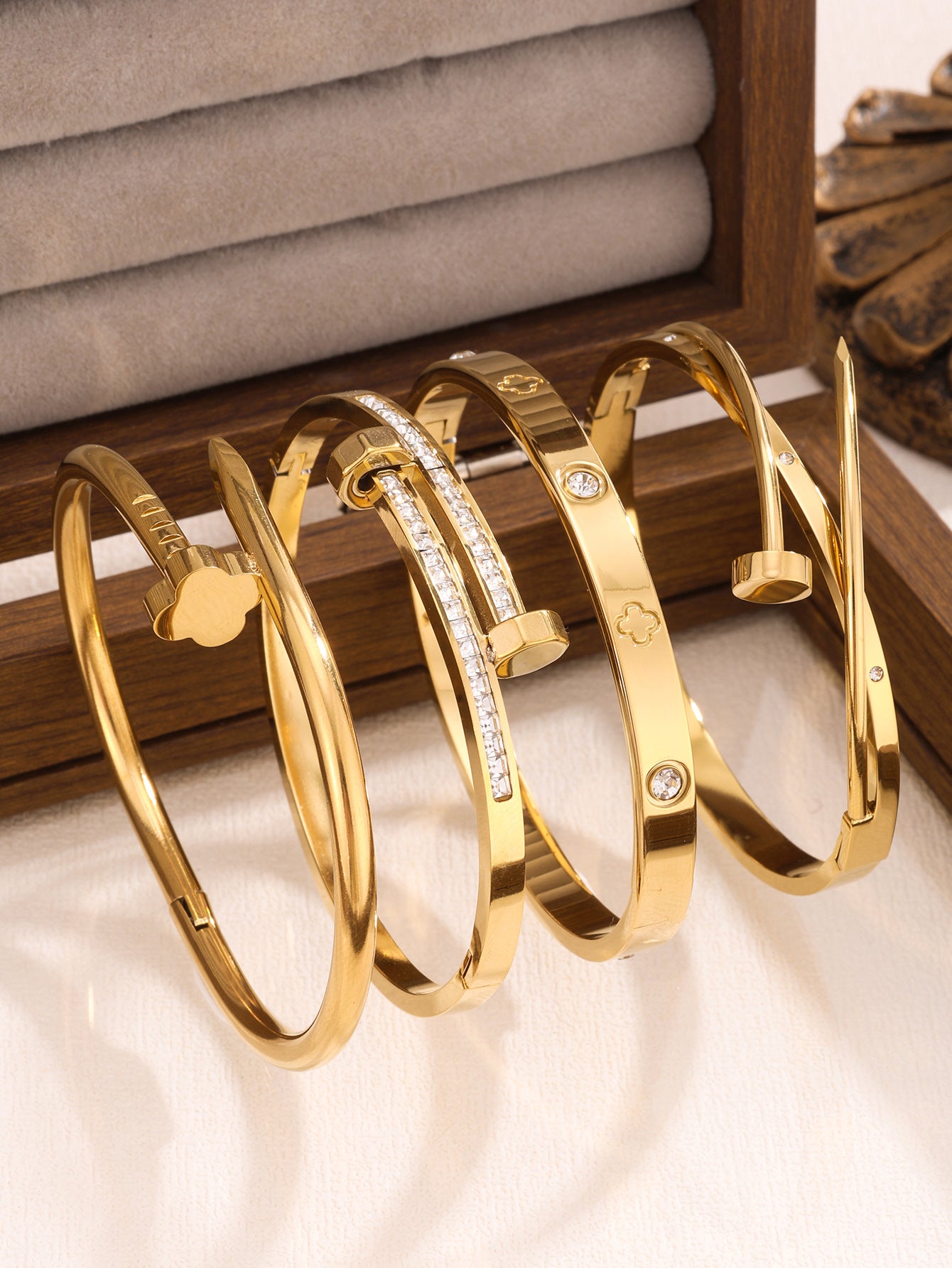 Juego de pulseras de acero inoxidable con trébol de cuatro hojas, incrustaciones de diamantes de imitación y chapado en oro al vacío de 18 quilates, estilo minimalista y a la moda