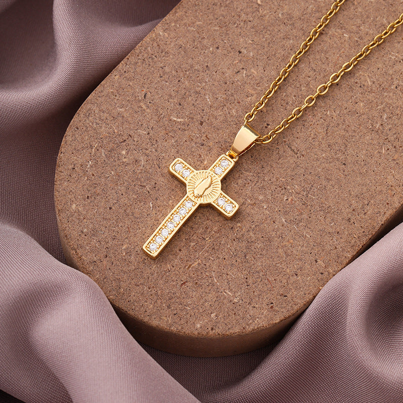 Collana con ciondolo a croce minimalista in rame con placcatura in oro e zirconi micropavé su catena a O