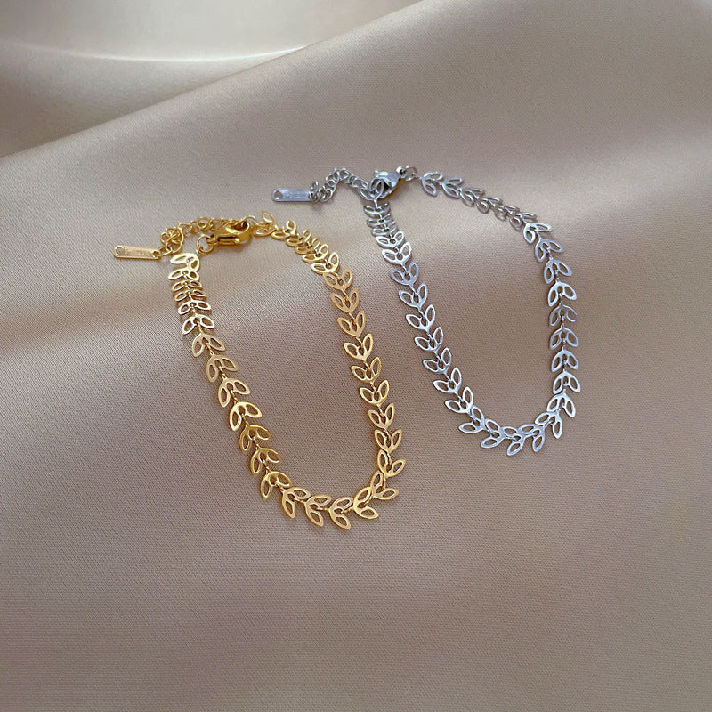 Minimalist Lucky Clover Bracelet for Women in Titanium Steel with Gold Plating and Wavy Texture
