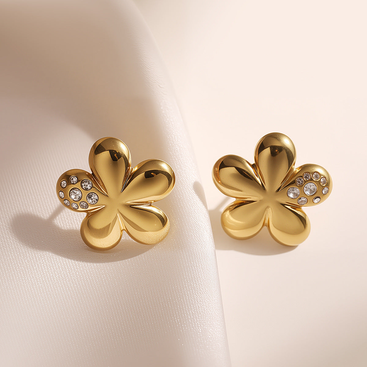 Orecchini Minimalisti in Acciaio Inossidabile a Forma di Fiore con Placcatura in Oro 18K e Zirconia Micro-Incastonata da Donna