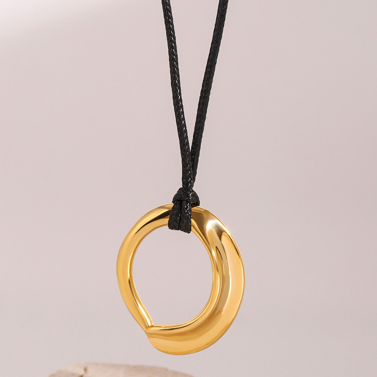 Collana con ciondolo geometrico cavo minimalista in acciaio inossidabile con pendente in acciaio al titanio e finitura placcata per donna