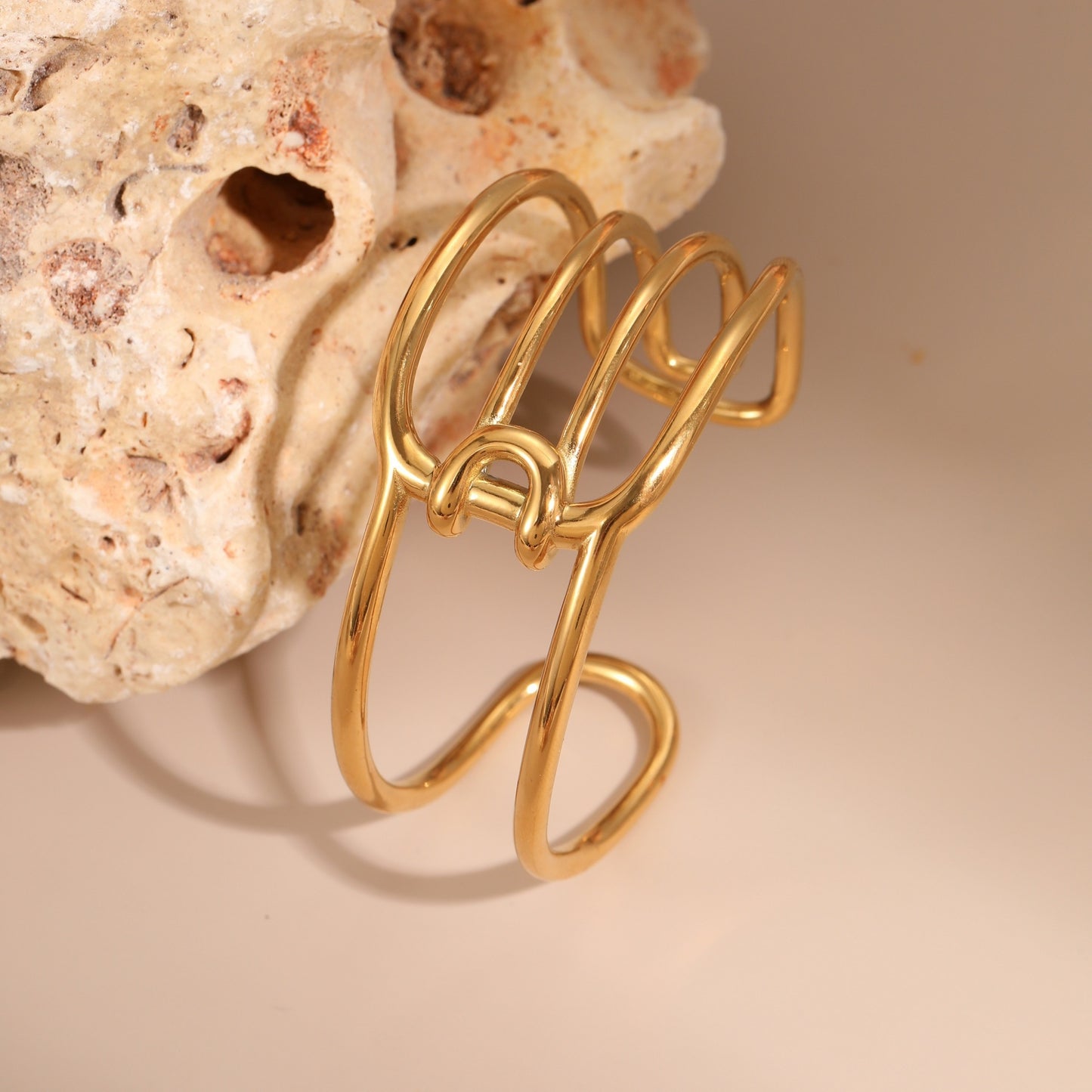 Pulsera de acero inoxidable con forma de corazón a la moda con chapado en oro de 18 quilates para mujer, joyería de mano de lujo con diseño geométrico minimalista
