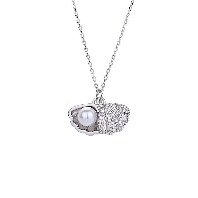 Collana da donna alla moda con conchiglia a ventaglio e perle, in acciaio al titanio con intarsio di strass e placcatura in oro
