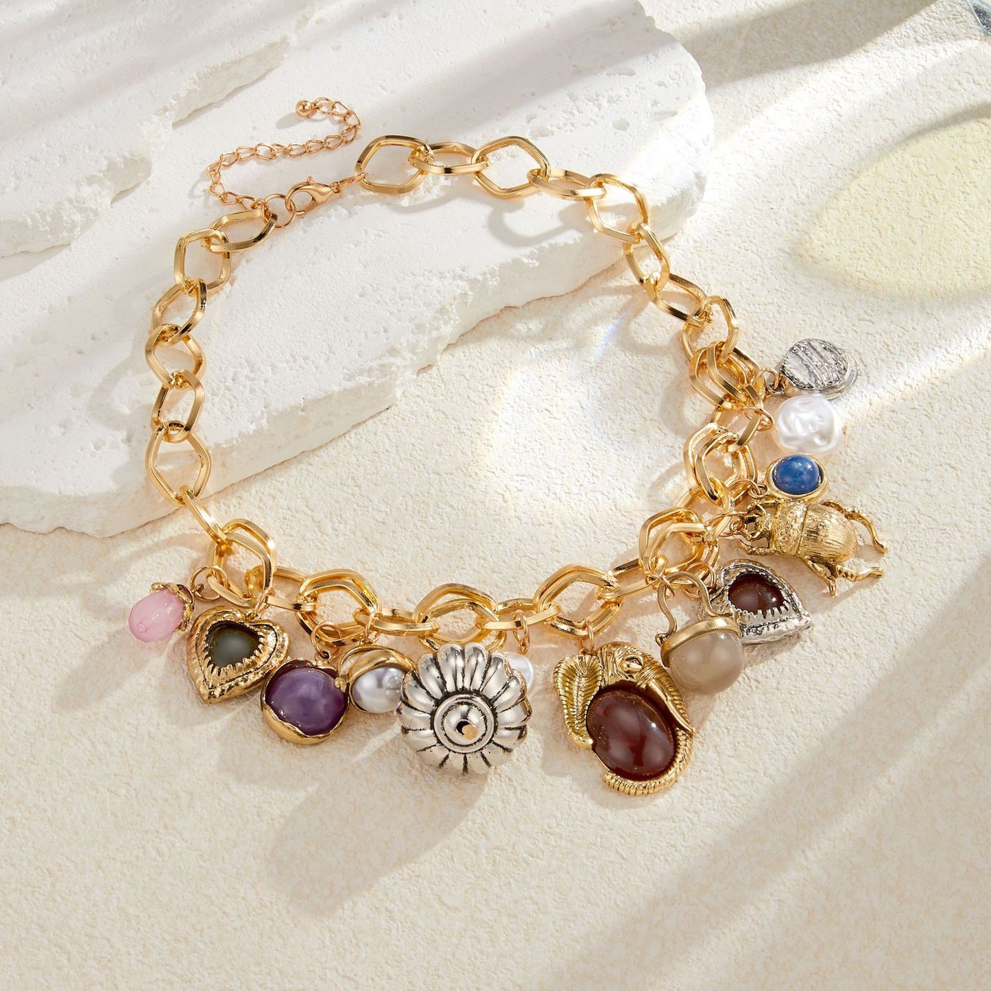 Collana da donna a catena con cavo placcato in lega con ciondolo a forma di cuore barocco vintage, coccinella e perla