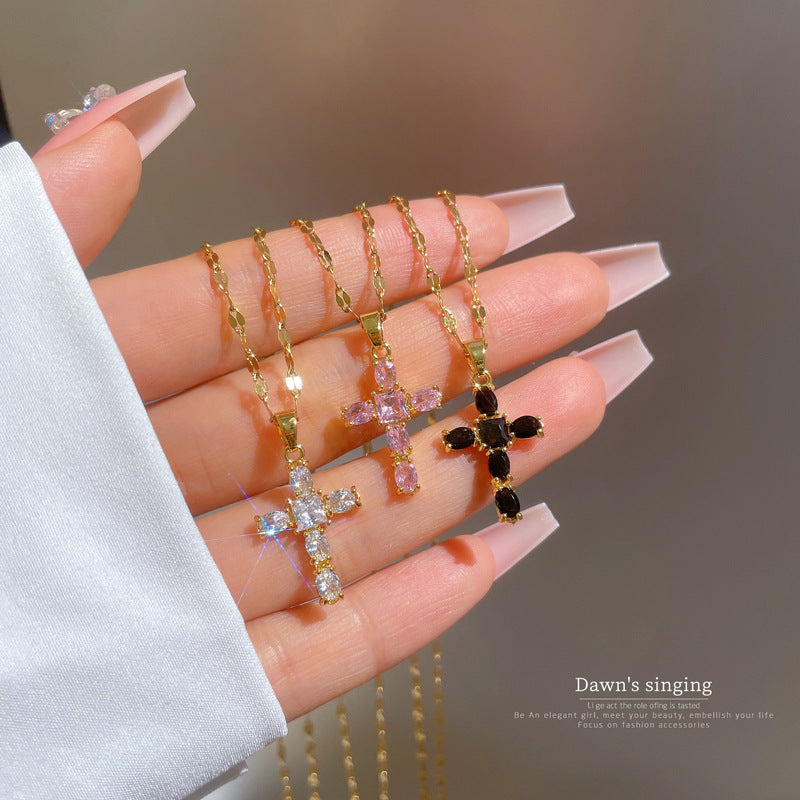 Collana da Donna in Acciaio al Titanio di Lusso con Ciondolo a Croce Geometrico e Catena con Intarsio di Zirconi