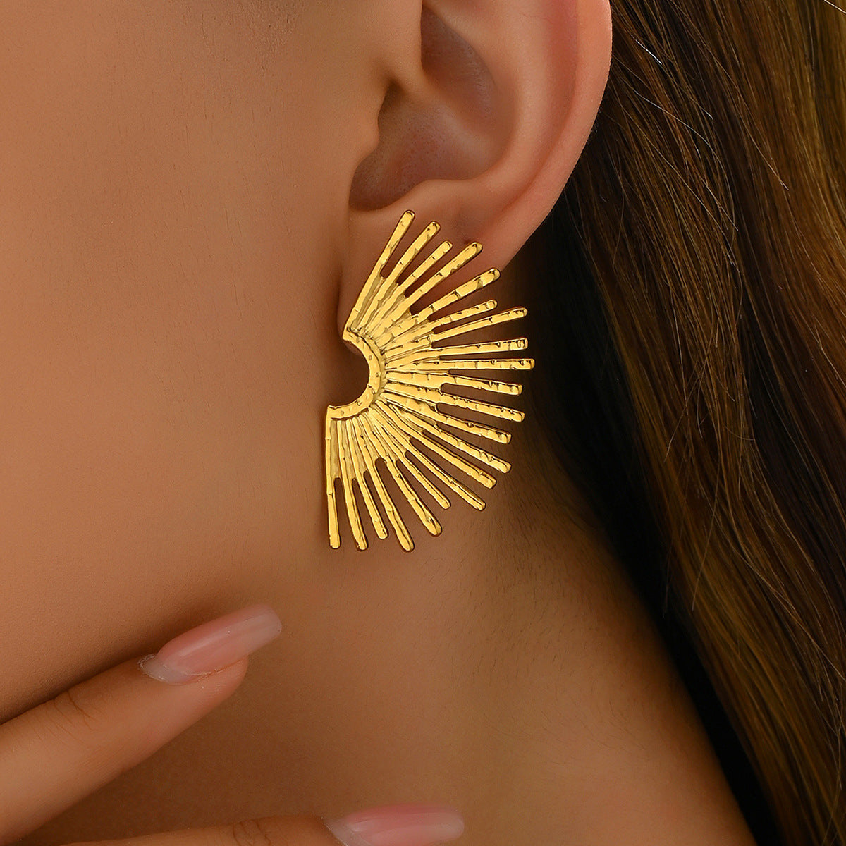 Pendientes de tuerca de aleación con forma de abanico geométrico de lujo ligero con chapado en oro de 18 quilates para mujer