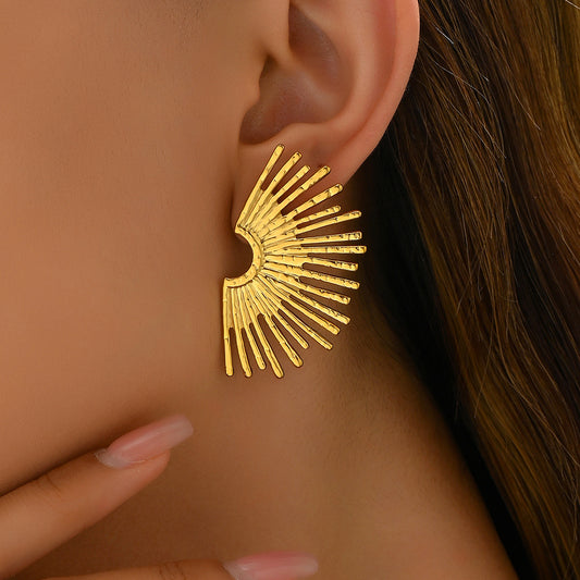 Pendientes de tuerca de aleación con forma de abanico geométrico de lujo ligero con chapado en oro de 18 quilates para mujer