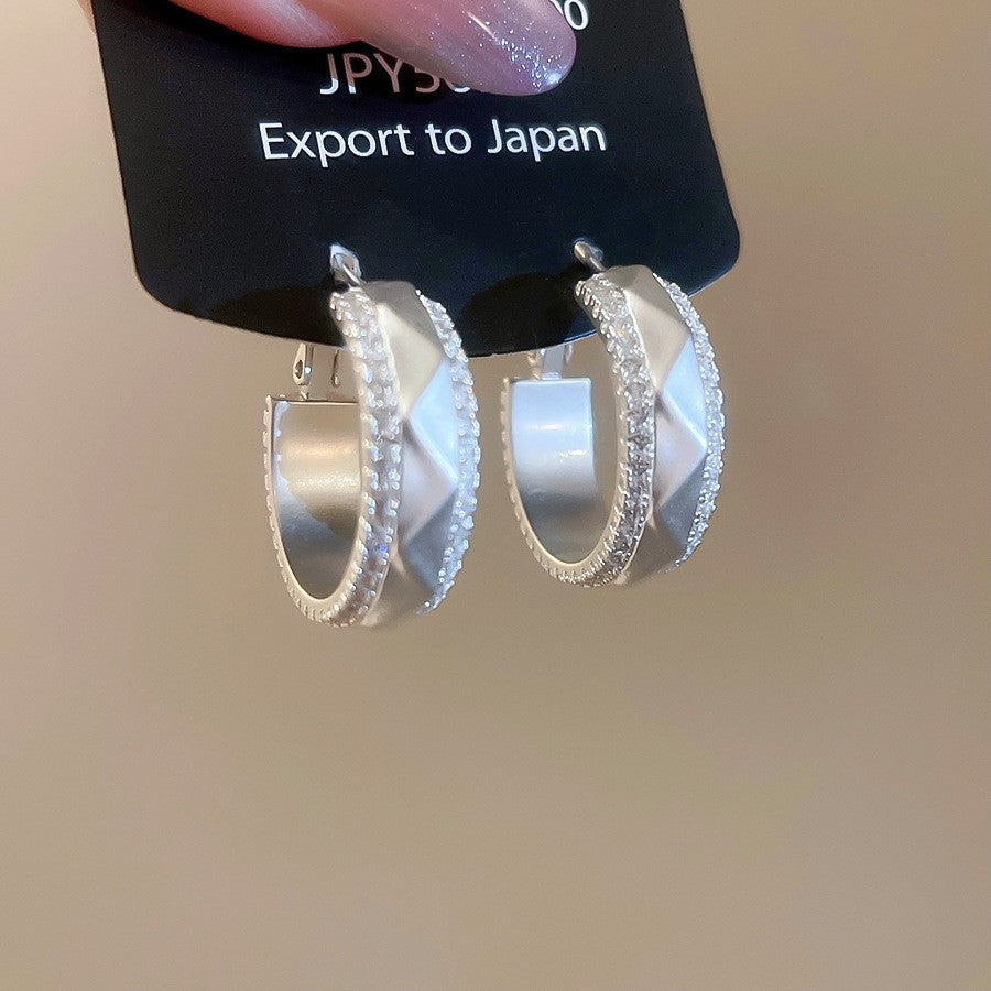 Pendientes de metal geométricos minimalistas con incrustaciones de diamantes de imitación y acabado cepillado para mujer