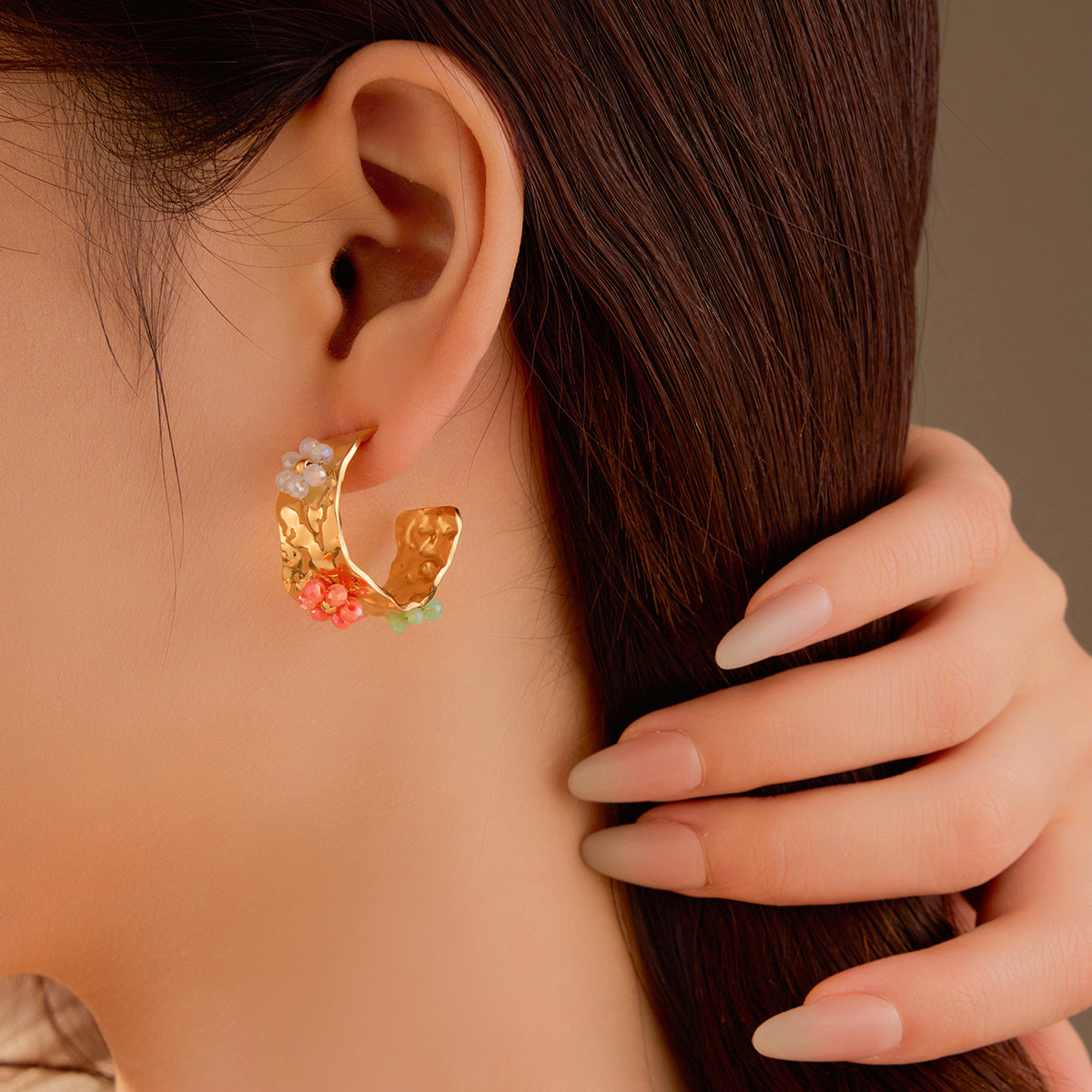 Pendientes de Acero Inoxidable Texturizado en Forma de C Estilo Vintage con Zircón Colorido y Perlas, Bañados en Oro de 18K