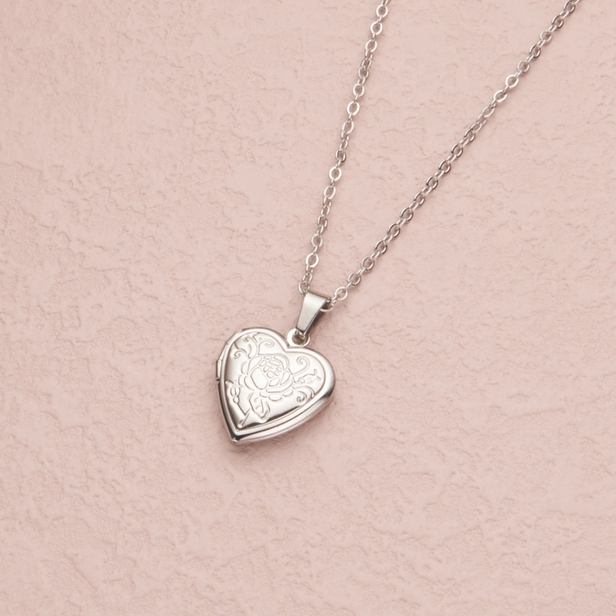 Collana con Pendente Minimalista a Cuore in Acciaio Inossidabile, Design con Cornice Portafoto Apribile e Finitura Galvanizzata