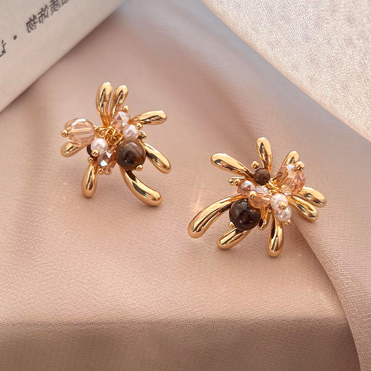 Pendientes de botón de acero chapado de estilo lujoso con perlas de imitación y detalles de ojo de tigre con diseño floral para mujer