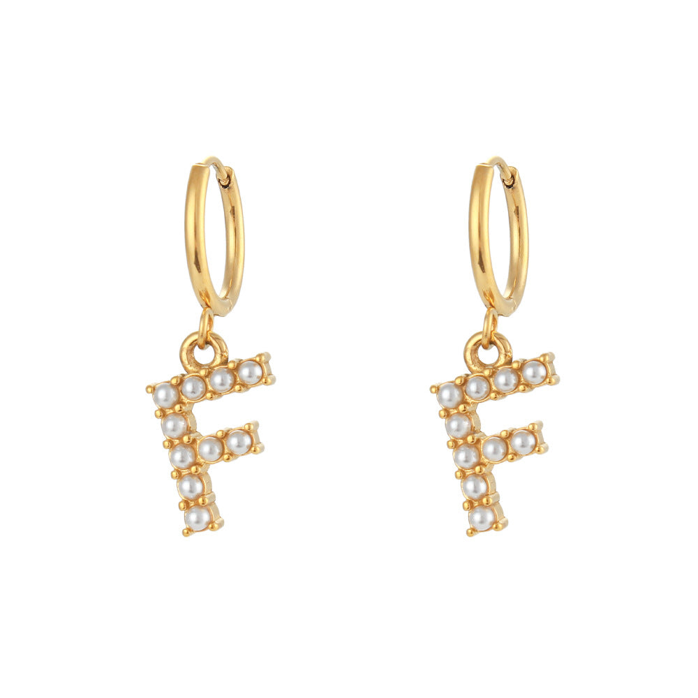 Orecchini a perno a forma di lettera dal design minimalista per donna in acciaio inossidabile con placcatura in oro 18 carati e dettagli in perle