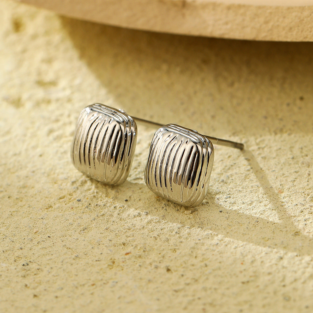 Pendientes cuadrados plisados geométricos minimalistas de acero de titanio para mujer, de acero inoxidable hipoalergénico, joyería de moda para oreja