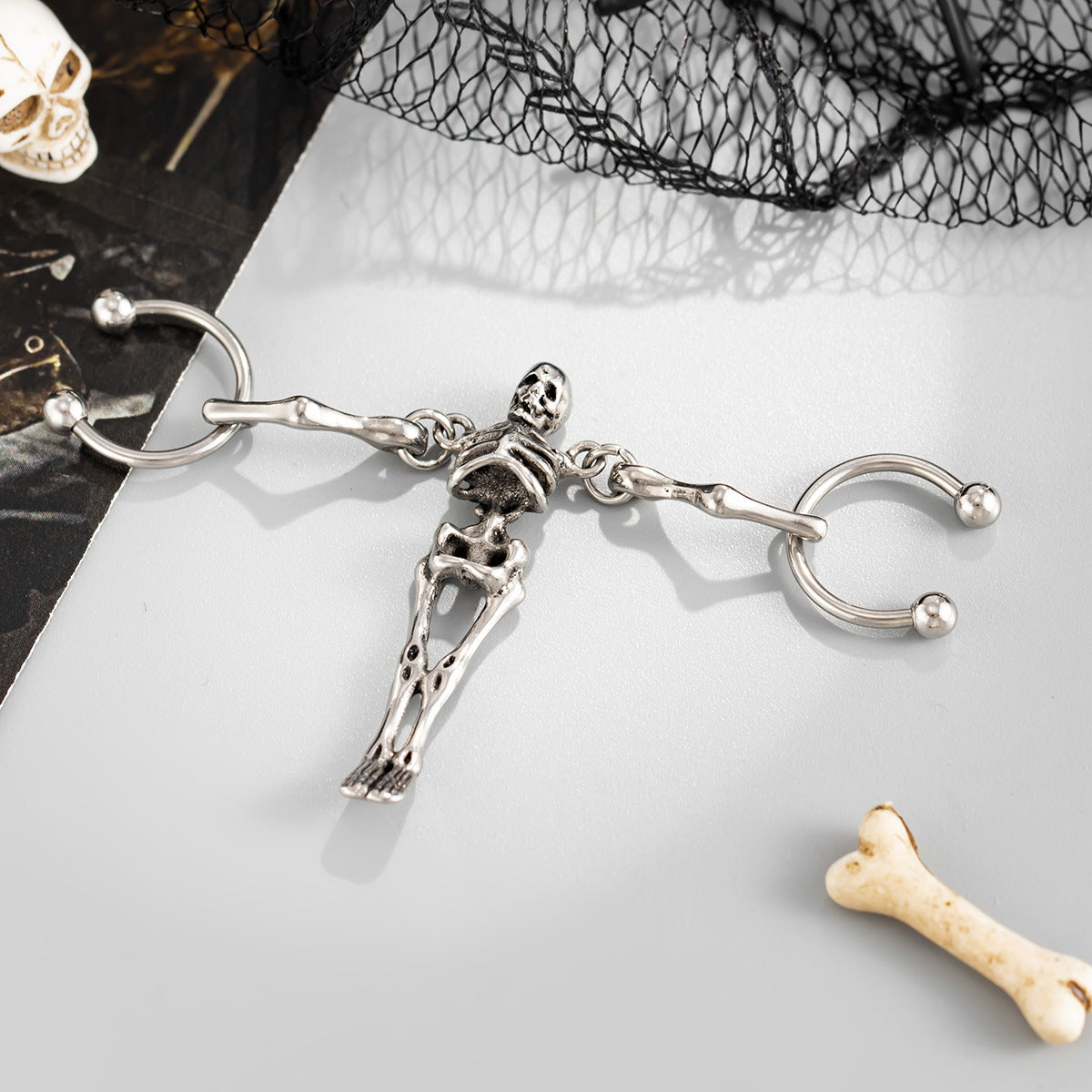 Orecchini per cartilagine da donna a forma di teschio staccabile in stile scuro in acciaio al titanio con design geometrico e a cartone animato di scheletro umano