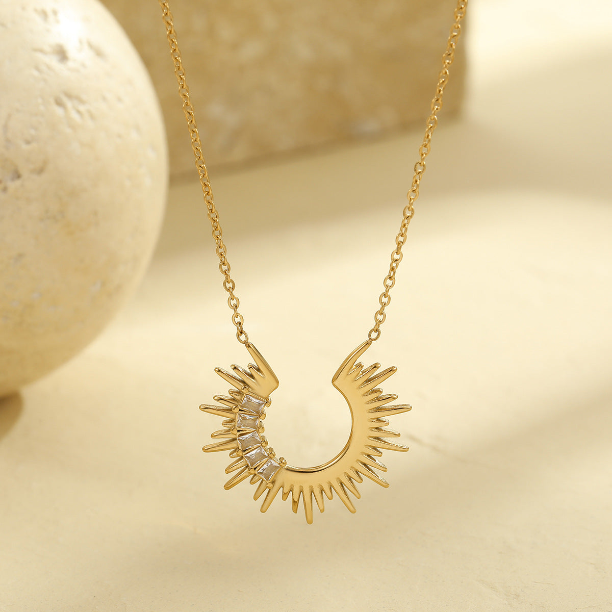 Collana con ciondolo a girasole geometrico alla moda in acciaio inossidabile con placcatura in oro 18 carati e zirconia bianca rettangolare da donna