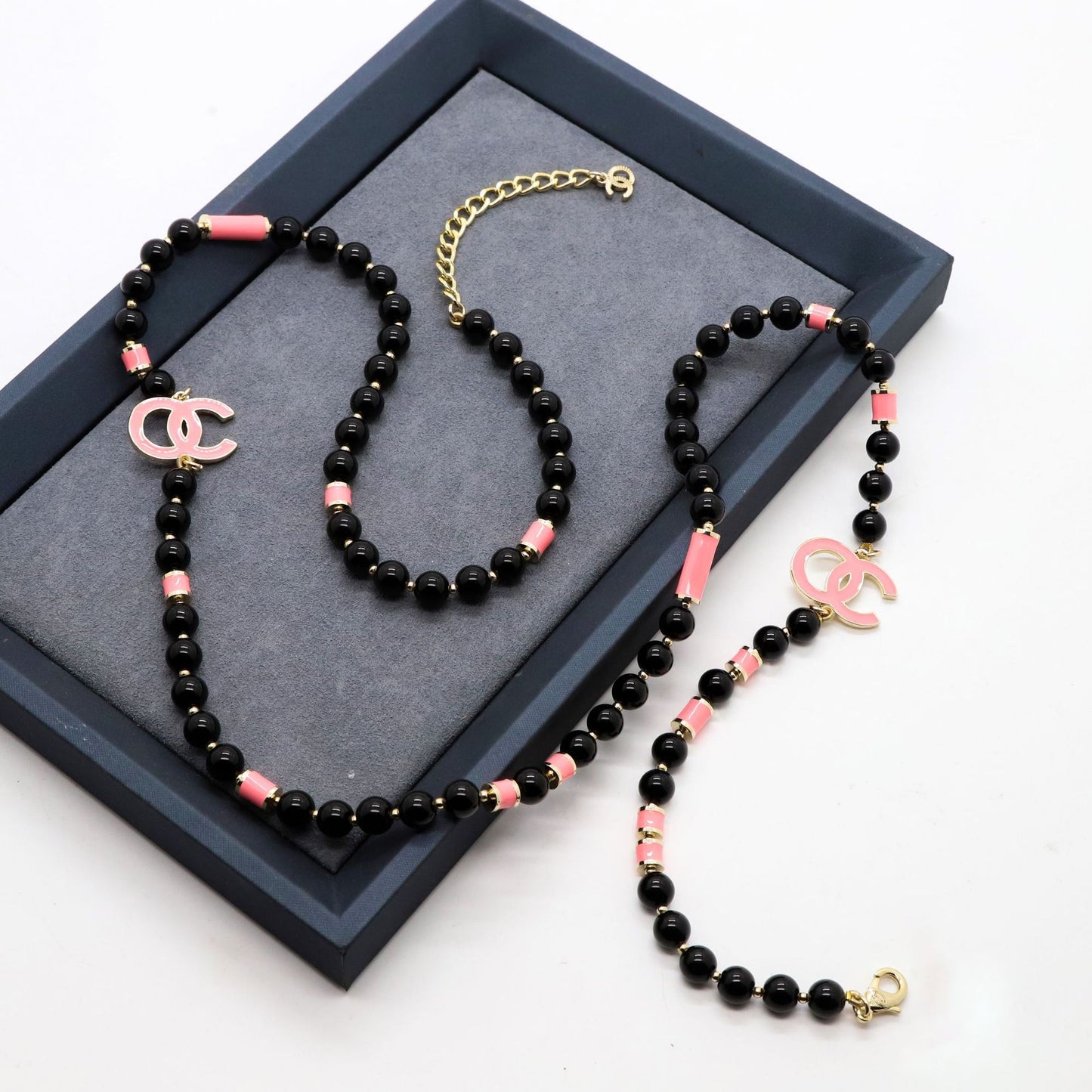 Collar de cadena de bolas de perlas chapado con letras vintage para mujer