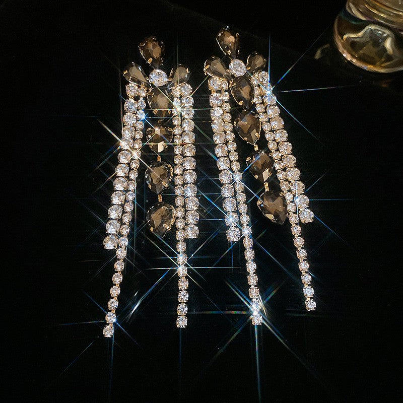 Orecchini a perno di lusso con lega geometrica irregolare e intarsio di strass, placcati argento, alla moda e versatili da donna