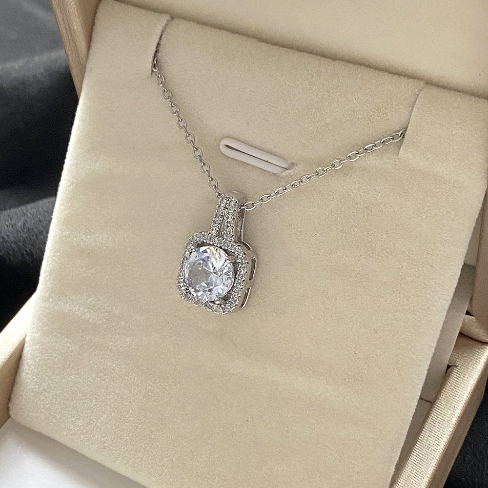 Elegante Collana con Ciondolo a Farfalla Floreale in Acciaio al Titanio, Rame Placcato e Zirconia Micro-Incastonata su Catena ad O per Uomo e Donna