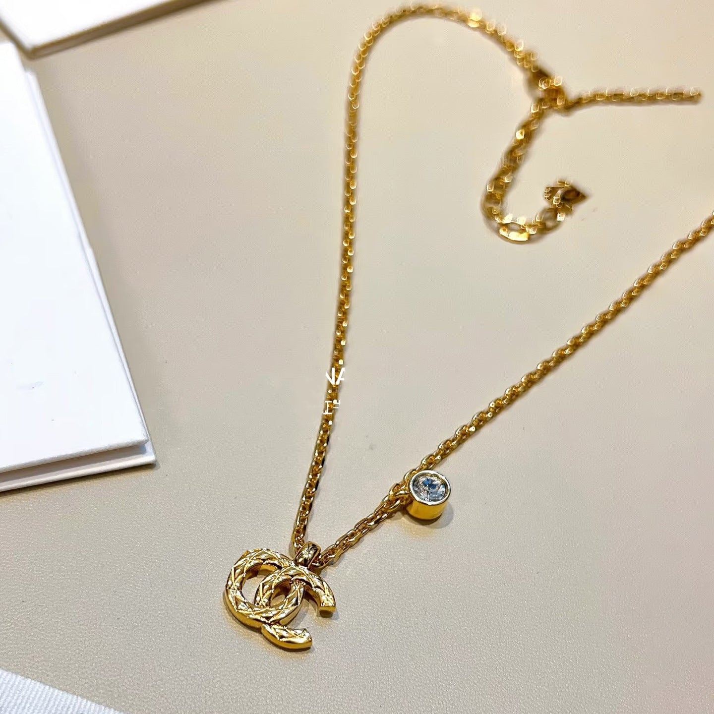 Collar con colgante de letra a cuadros de latón chapado en oro de lujo para mujer