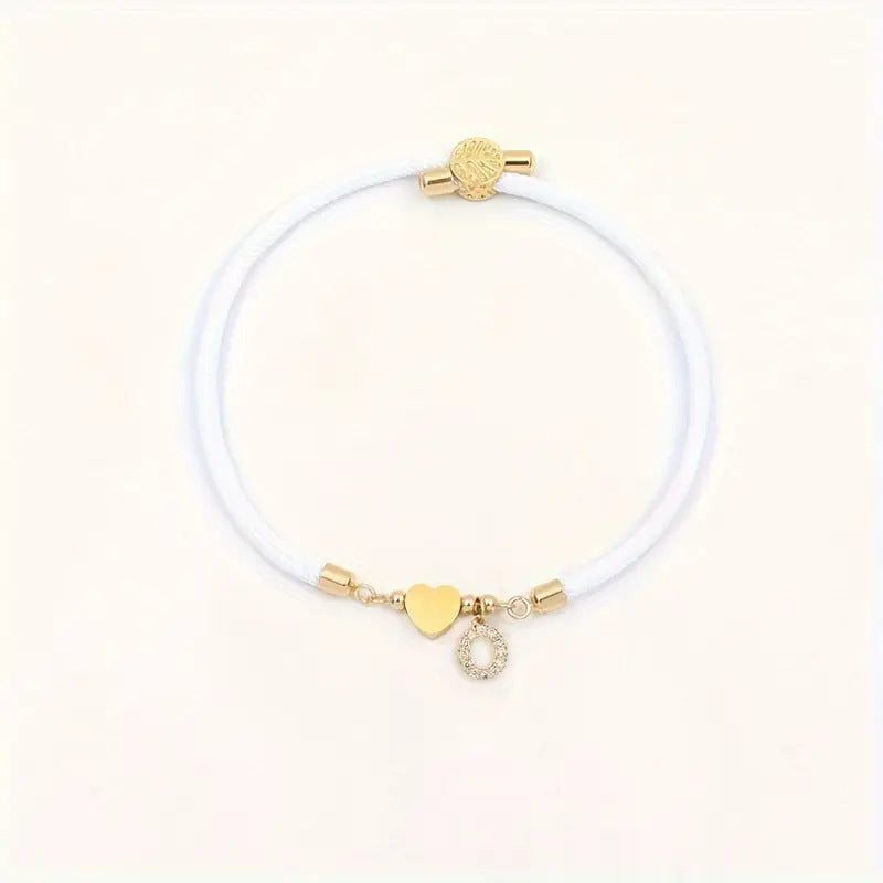 Pulsera minimalista de circonita cúbica con corazón de letra chapada en latón y cordón ajustable