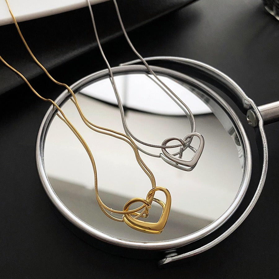 Collana con pendente a cuore cavo minimalista per donna in acciaio al titanio con finitura placcata, delicata catena clavicola