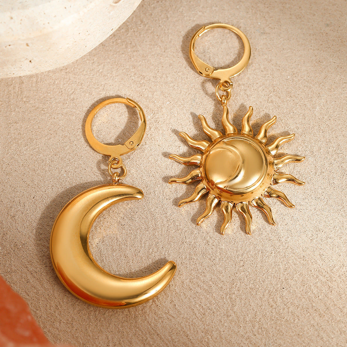Pendientes de Luna y Sol Geométricos Estilo Francés Vintage en Acero Titanio con Baño de Oro de 18K para Mujer