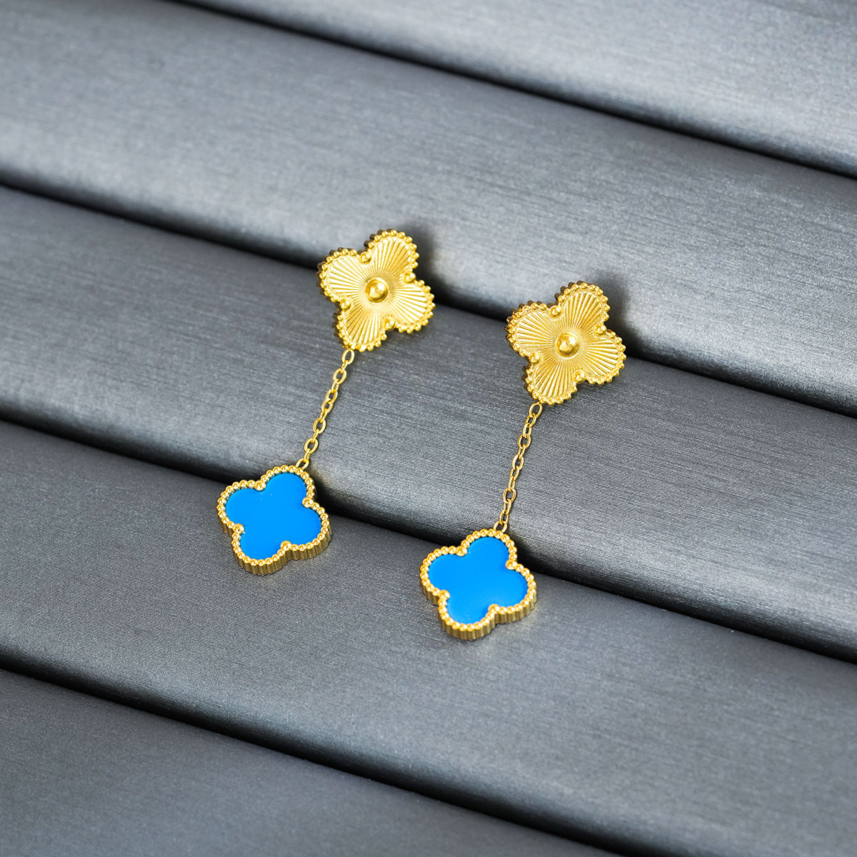 Conjunto de Collar de Trébol de Cuatro Hojas Geométrico Moderno Minimalista de Acero de Titanio para Mujer con Baño de Oro de 18K y Detalles de Nácar