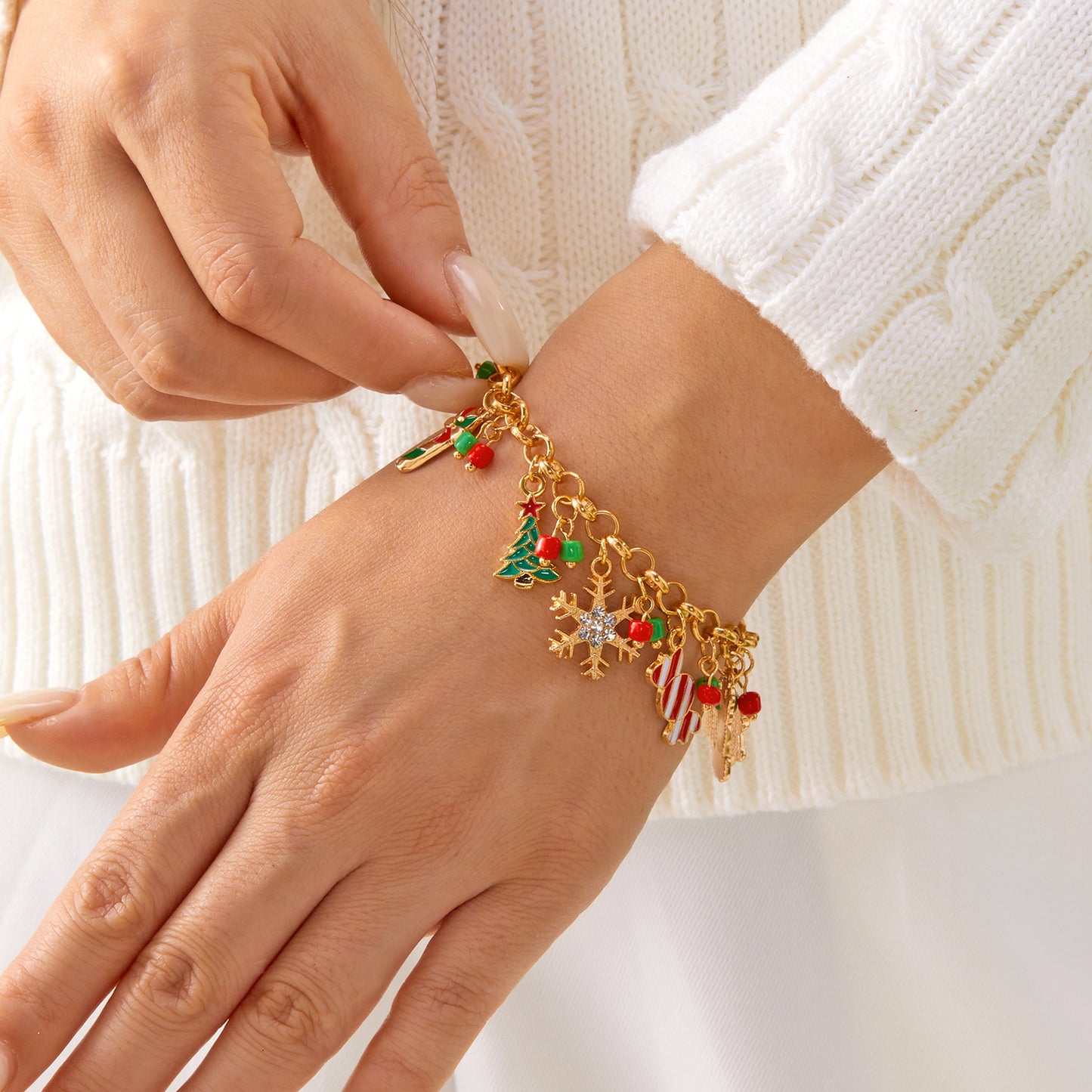 Pulsera de aleación con temática navideña con dijes de muñeco de nieve, reno, copo de nieve, hombre de jengibre, bastón de caramelo, cristal y cuentas, acabado chapado