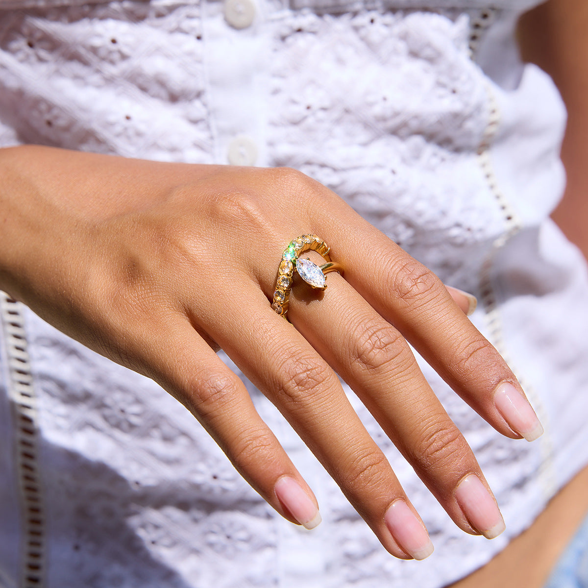 Anillo de Acero de Titanio Geométrico con Incrustaciones de Zirconia para Mujer, Anillo de Moda de Acero Inoxidable Galvanizado con un Atractivo Minimalista de Lujo