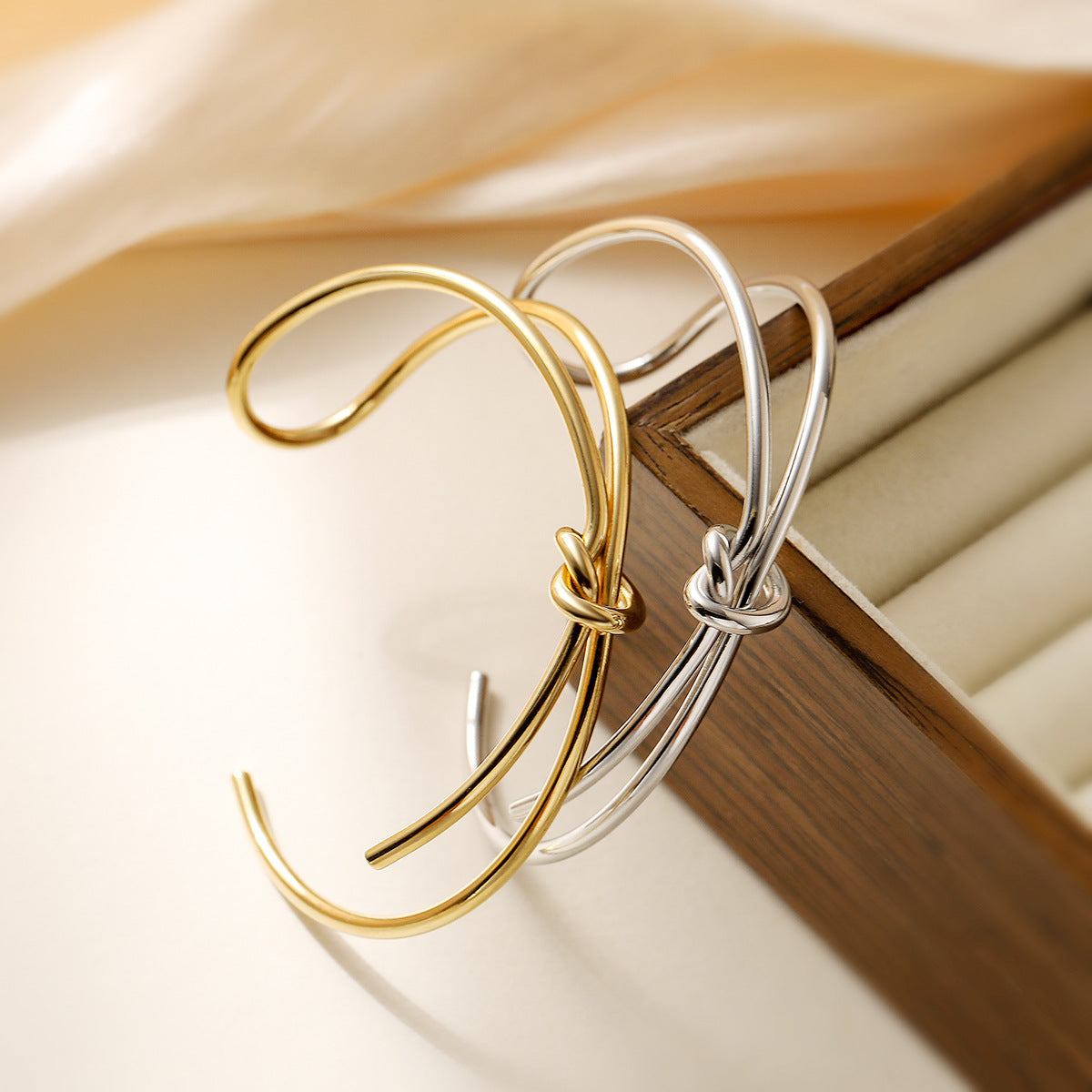 Bracciale aperto geometrico minimalista di lusso da donna in acciaio inossidabile placcato oro 18K dal design irregolare
