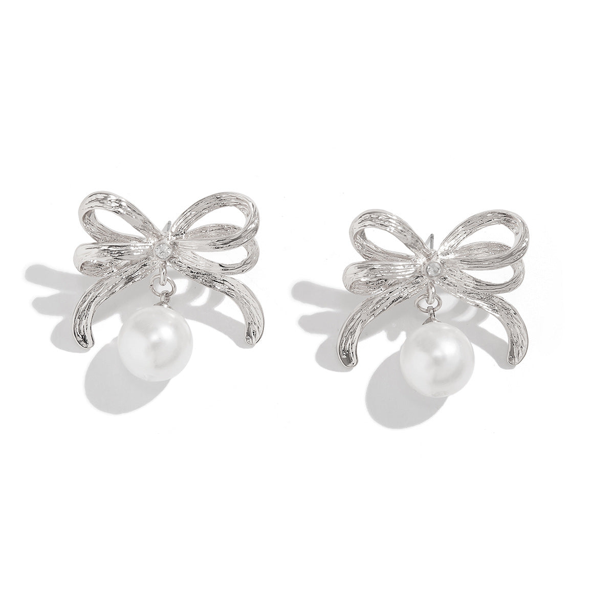 Minimalist Bow-Shaped Alloy Necklace with Simulated Pearl Pendant and Plated Finish for Women