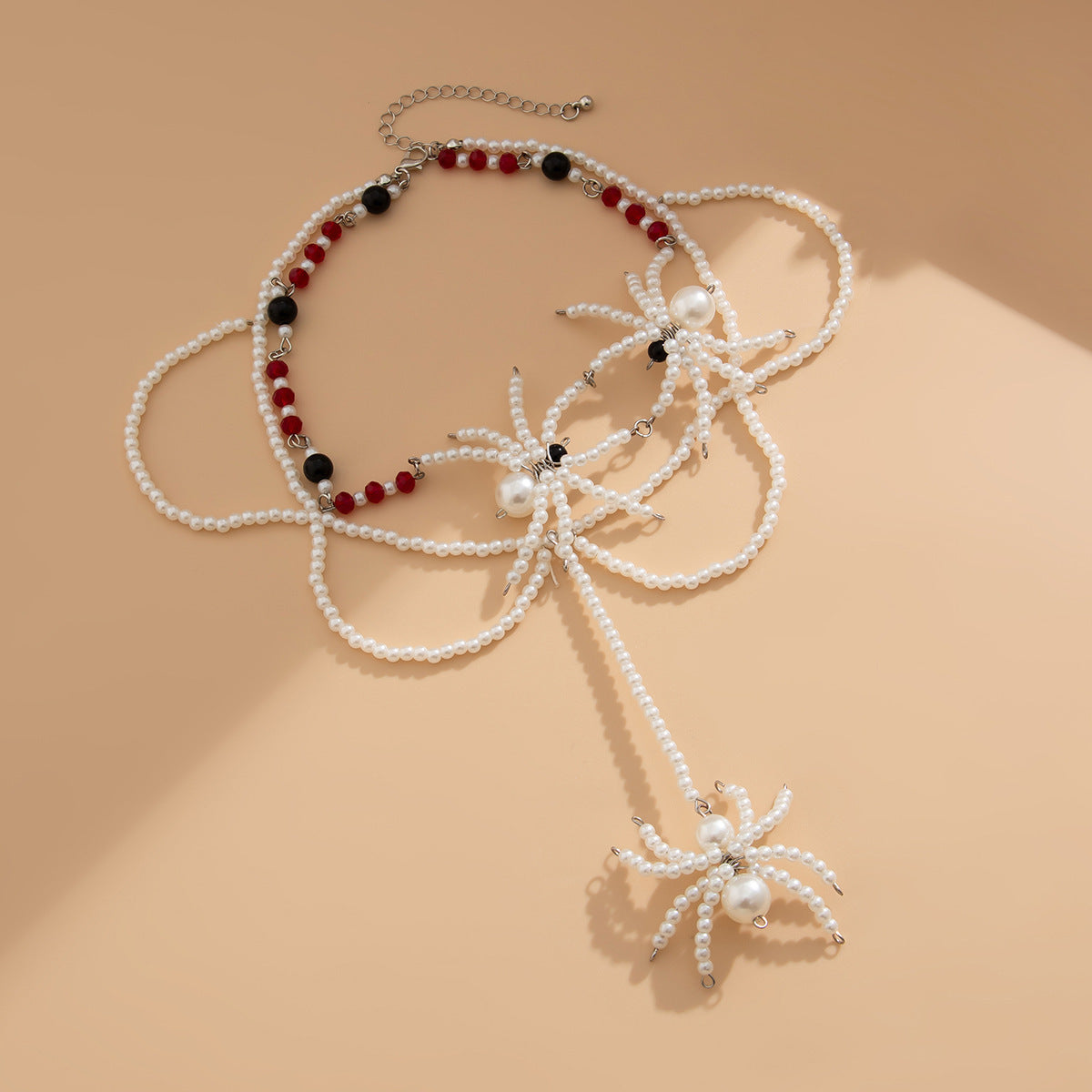 Collar gótico oscuro de araña para Halloween con colgante para mujer con incrustaciones de cristal y acabado chapado en cadena hecha a mano