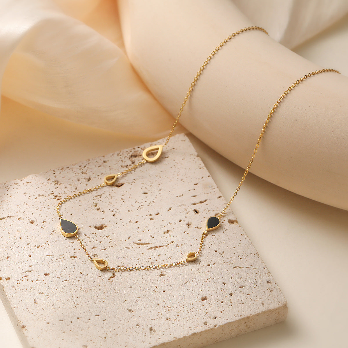 Collana con ciondolo a forma di cuore e stella minimalista da donna in acciaio inossidabile con placcatura in oro 18 carati