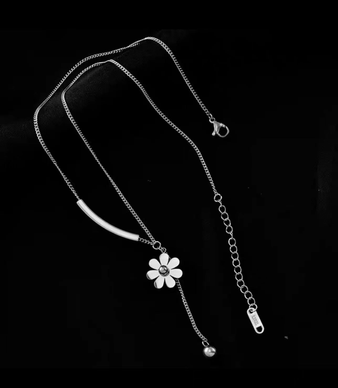 Collana con pendente a margherita minimalista da donna in acciaio al titanio con placcatura in oro su catena a O, elegante catena clavicola