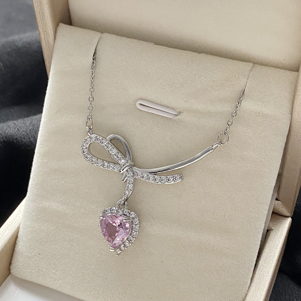 Elegante Collana con Ciondolo a Farfalla Floreale in Acciaio al Titanio, Rame Placcato e Zirconia Micro-Incastonata su Catena ad O per Uomo e Donna