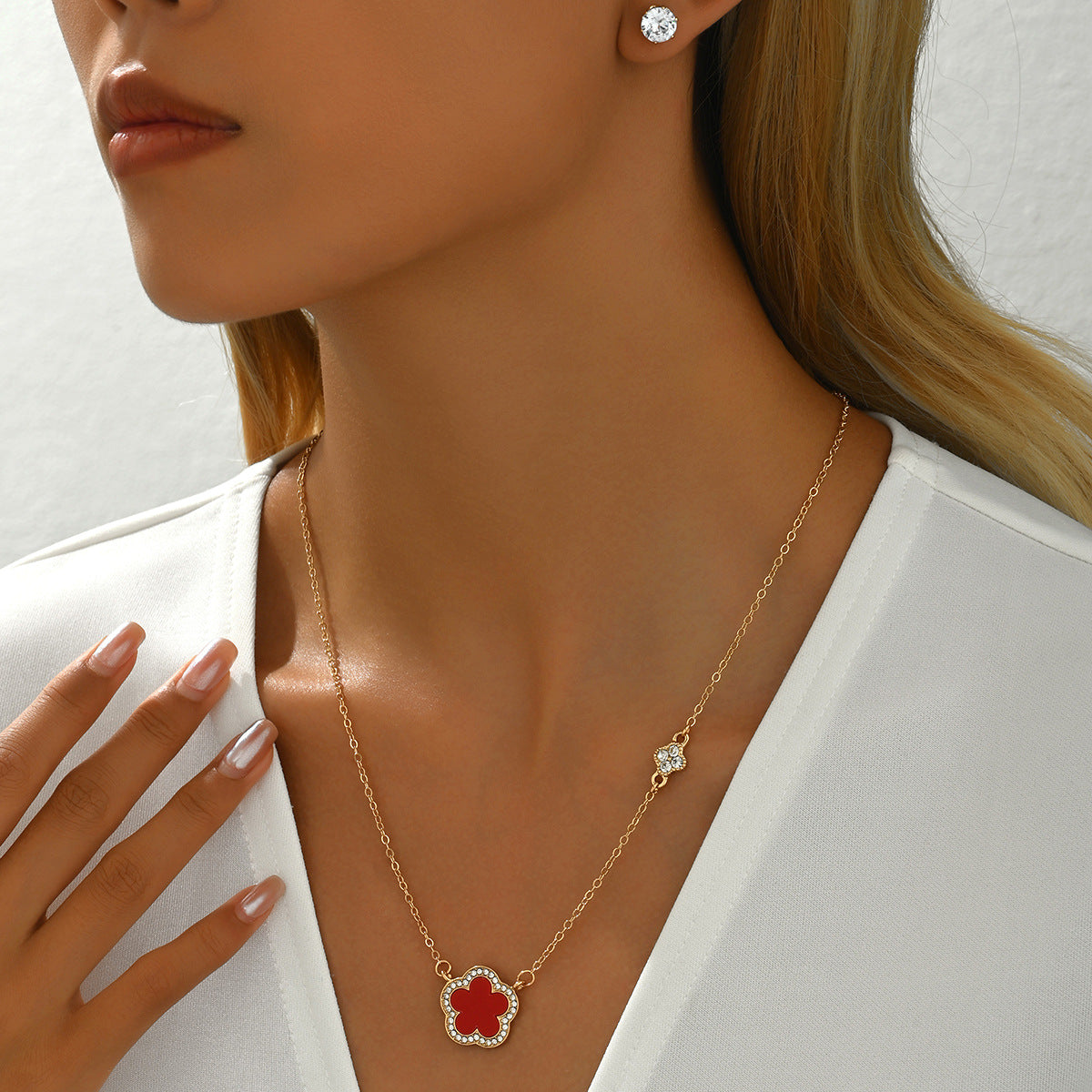 Set collana con ciondolo floreale stile Chanel con intarsio di strass per donna, catena lunga in lega e orecchini abbinati