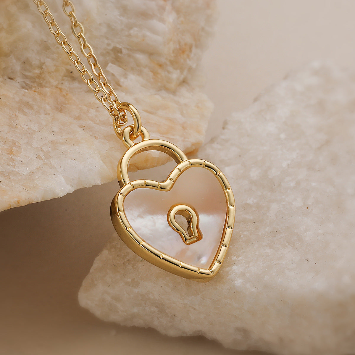 Minimalist 18K Gold Plated Brass Micro-inlay Shell Heart Pendant Necklace for Women