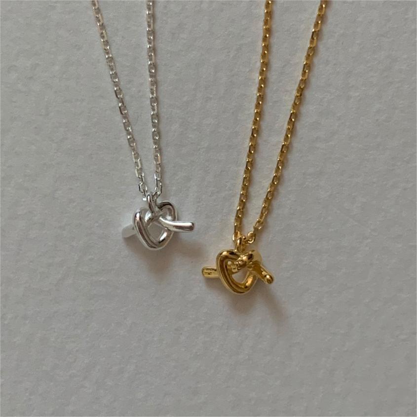Collana con Chiave a Cuore Annodato dal Tono Freddo Minimalista in Argento Sterling 925 con Accenti Geometrici su Catena Box