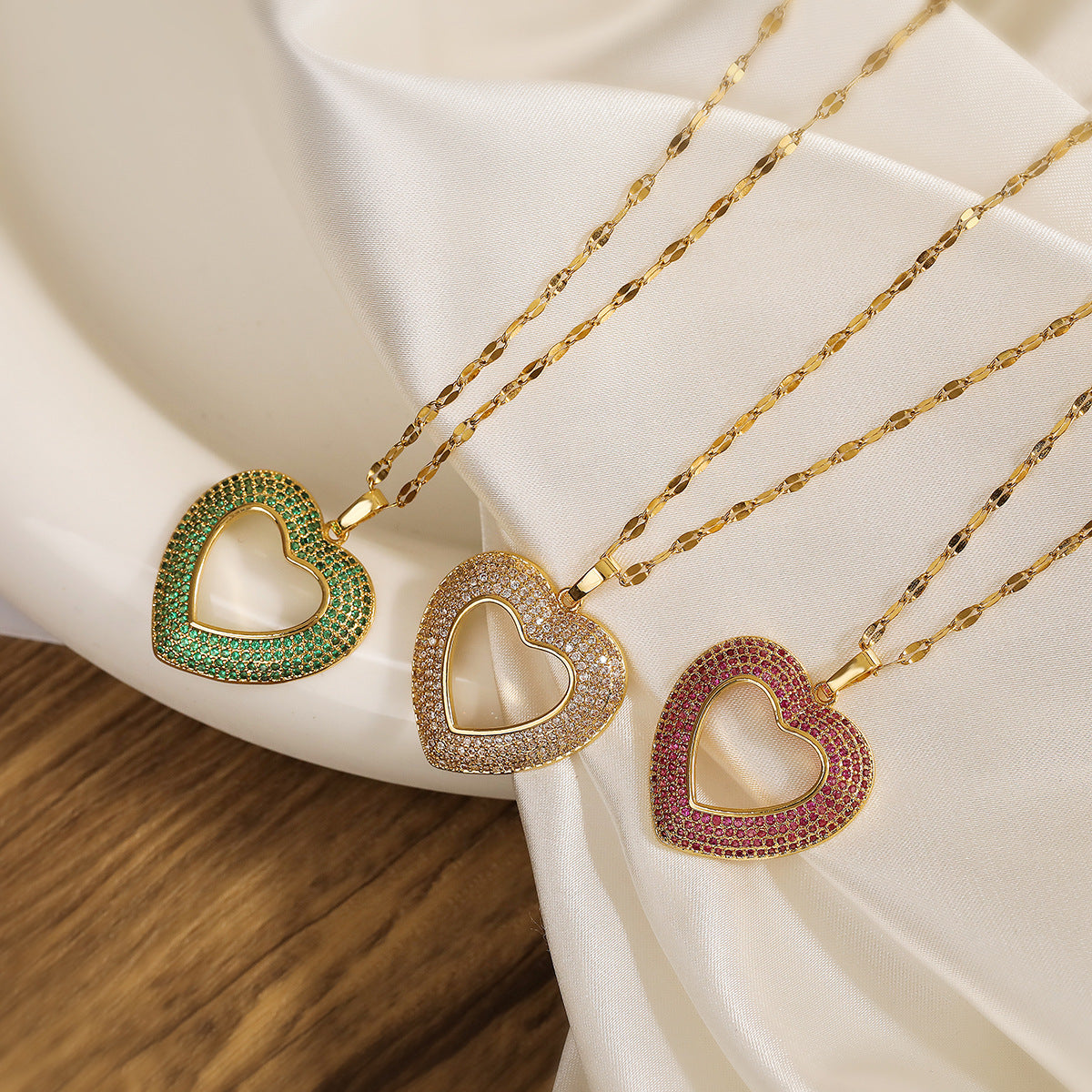 Collana girocollo minimalista da donna con ciondolo a forma di cuore in zirconia e catenina in rame placcato oro 18 carati