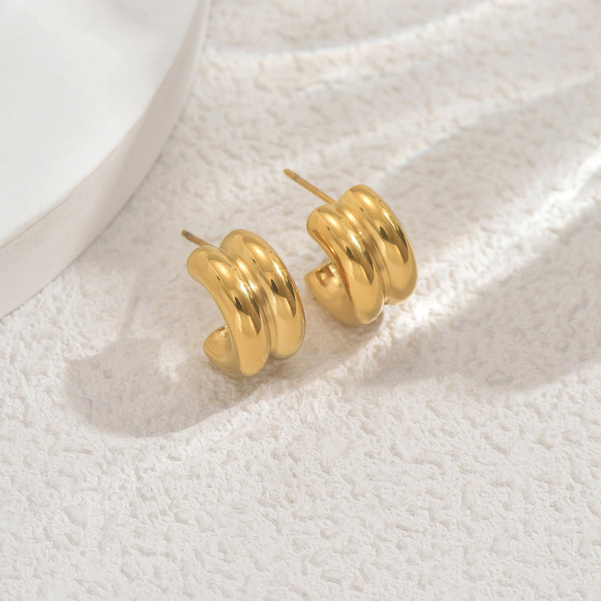 Pendientes de Tachuela Geométricos en Forma de C Minimalistas de Lujo para Mujer en Cobre Bañado con Acabado Pulido
