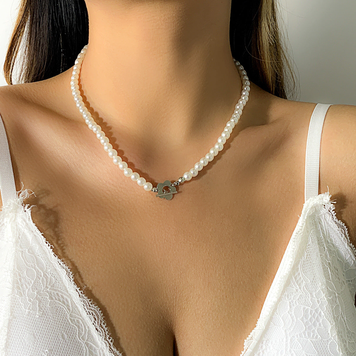 Collana girocollo minimalista da donna in resina floreale con finitura galvanica e design intrecciato con perline