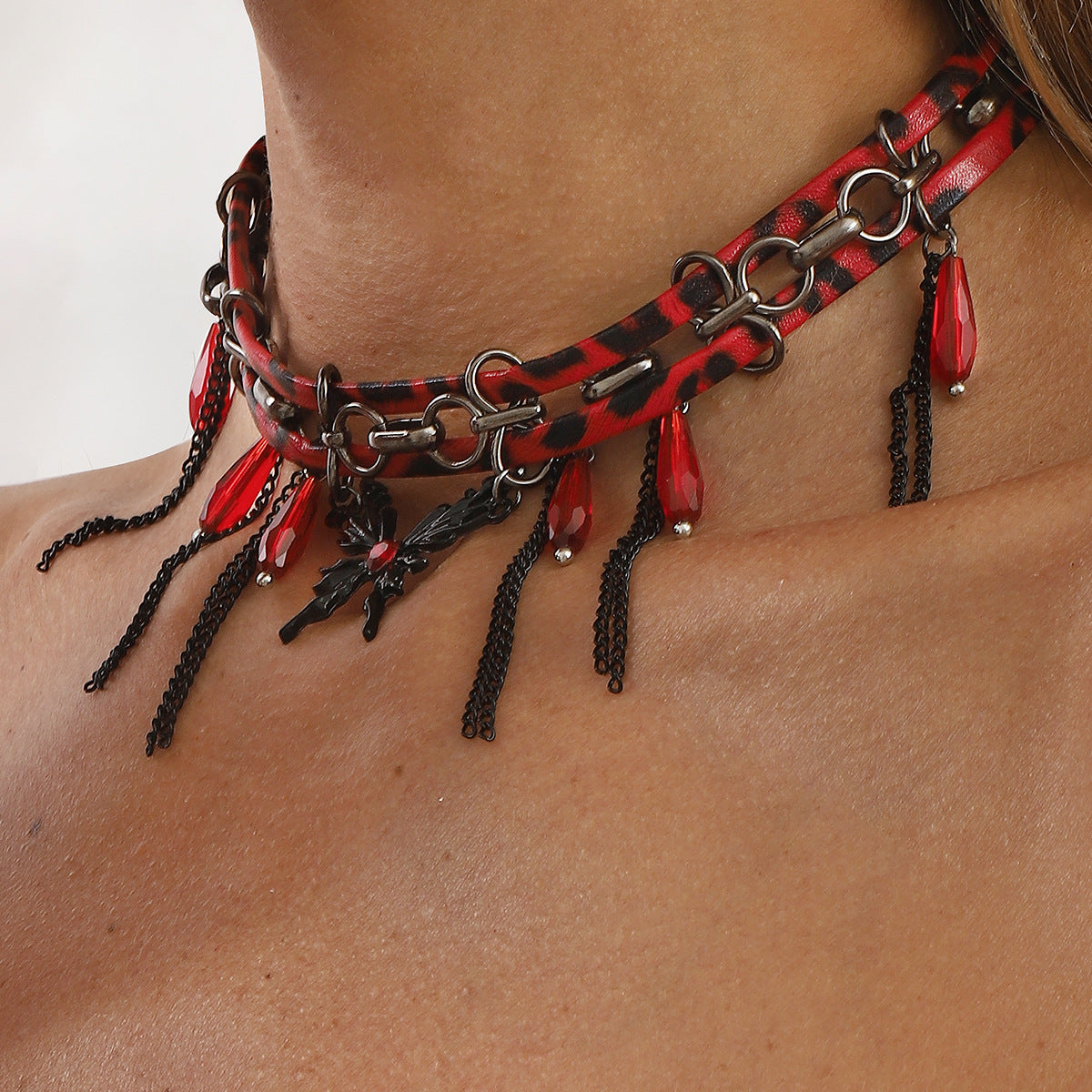 Collana choker vintage Y2K in pelle con stampa leopardata rossa, ciondolo a farfalla e dettagli con frange