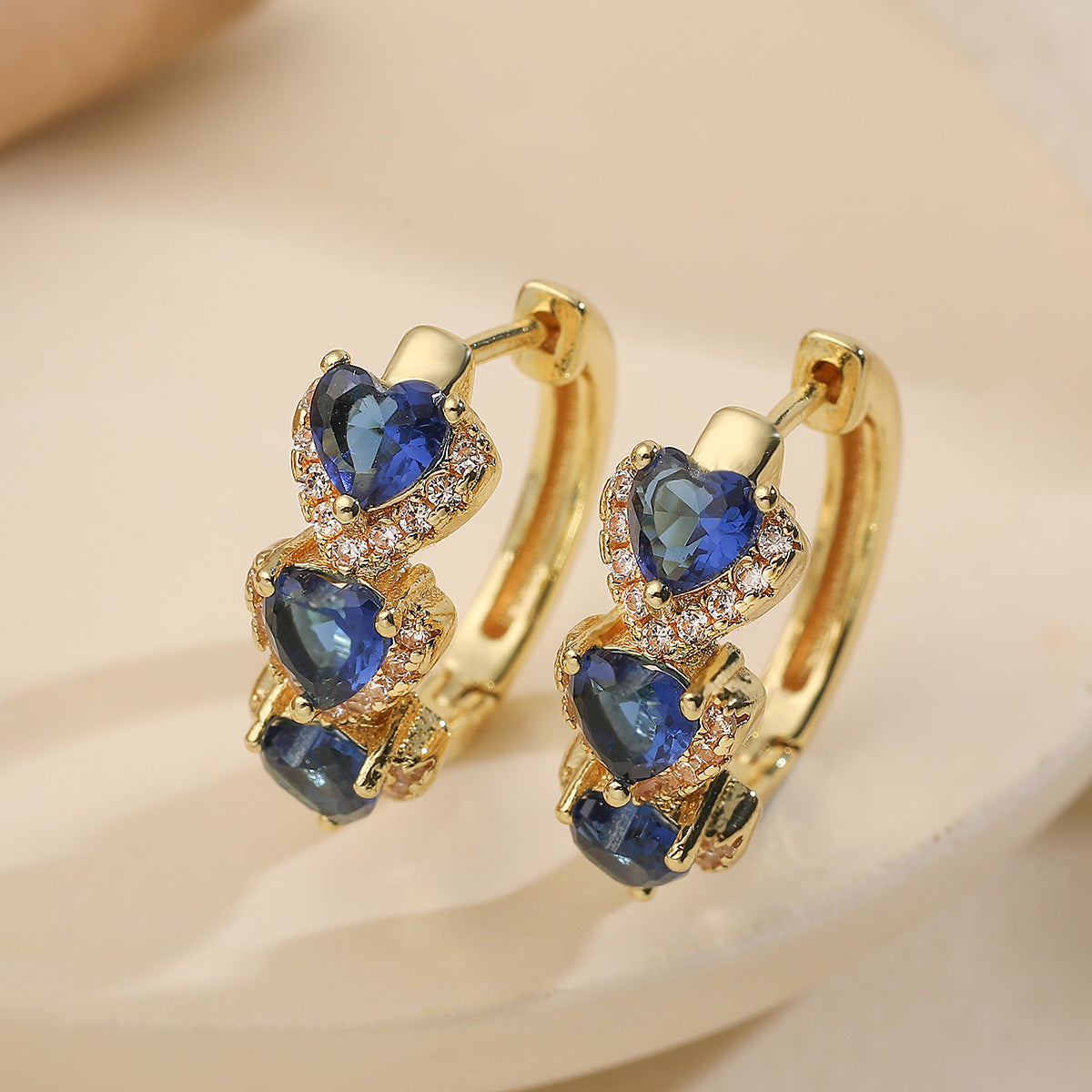 Orecchini Ear Cuff a Cuore Geometrico Minimalista di Lusso con Zirconi per Donna in Rame Placcato Oro 18K