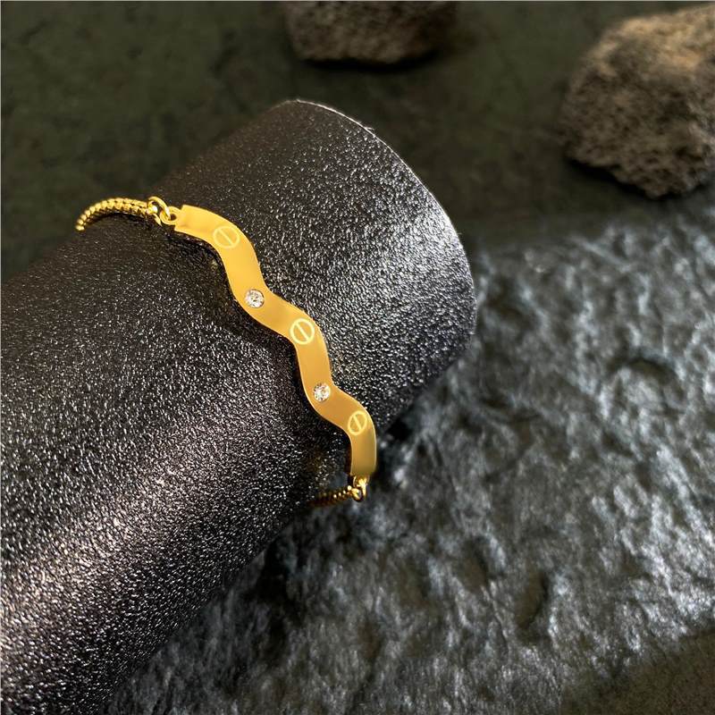 Original Design Geometric Four-Leaf Clover Bracelet in Titanium Steel with 18K Real Gold Plating Adjustable Pull-Chain for Unisex Wear