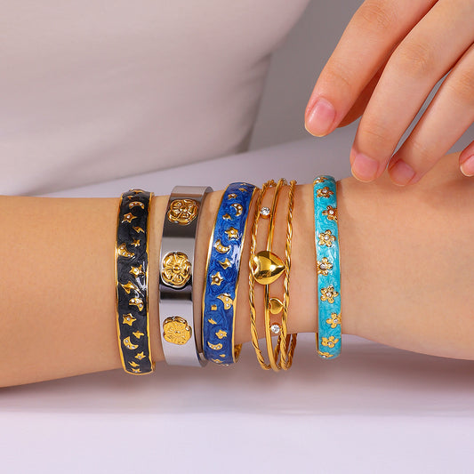 Pulsera minimalista de acero inoxidable en forma de C con estrellas y lunas de esmalte, diseño asimétrico irregular