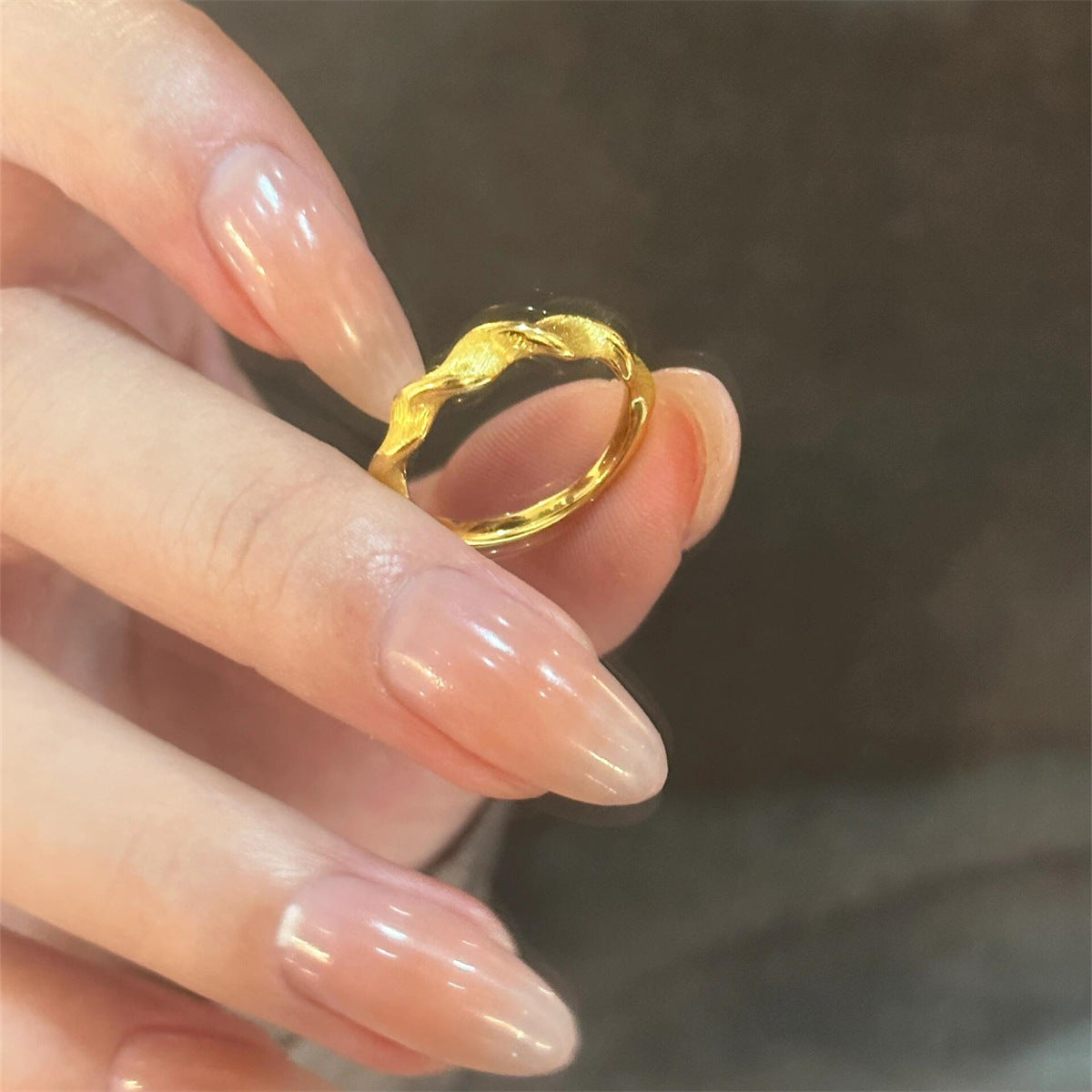 Anello regolabile minimalista geometrico in rame placcato oro per donna con sensazione di lusso e versatilità per l'uso quotidiano