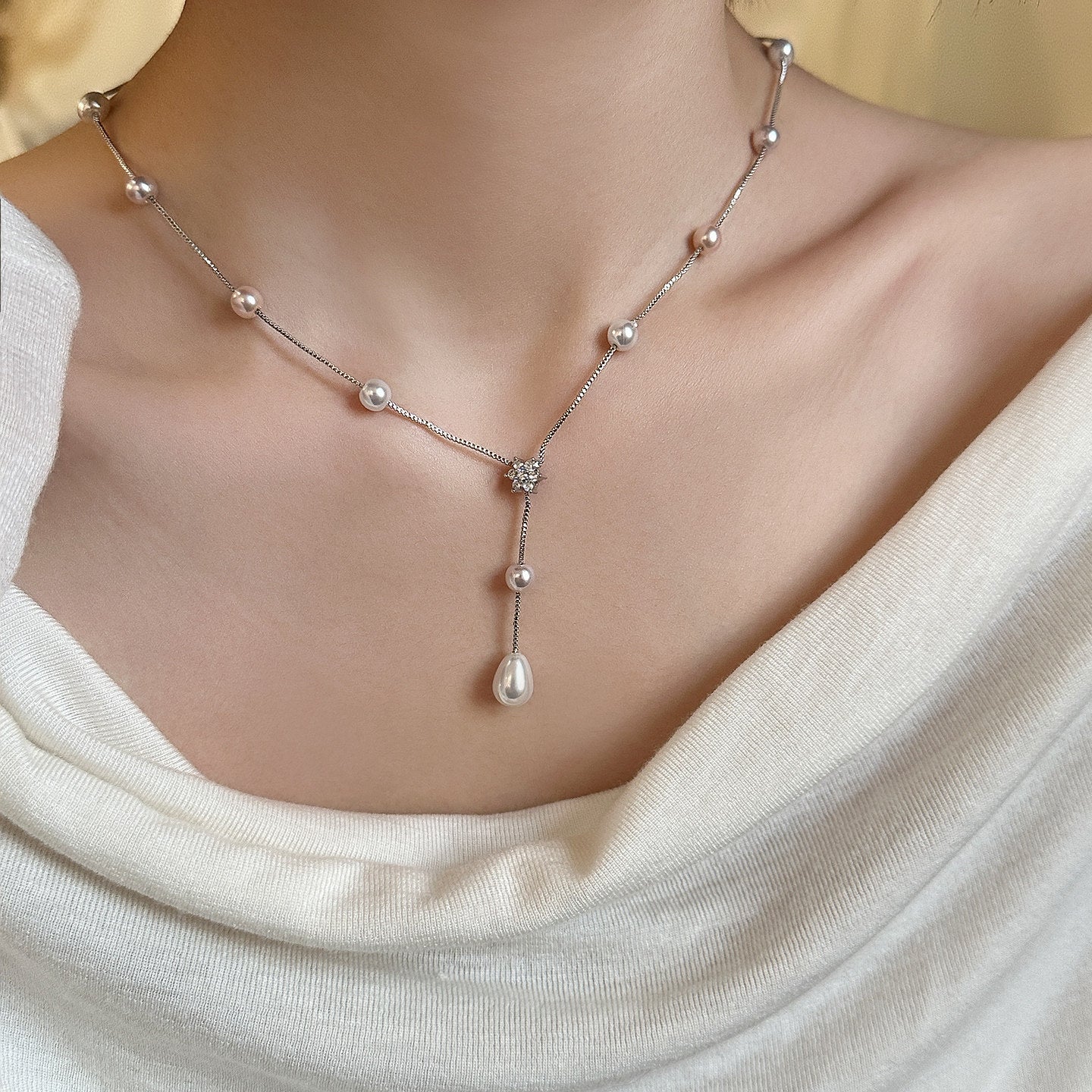 Elegante collar de perlas de imitación con forma floral y de lágrima con colgante de aleación chapada, delicada cadena para la clavícula para mujer