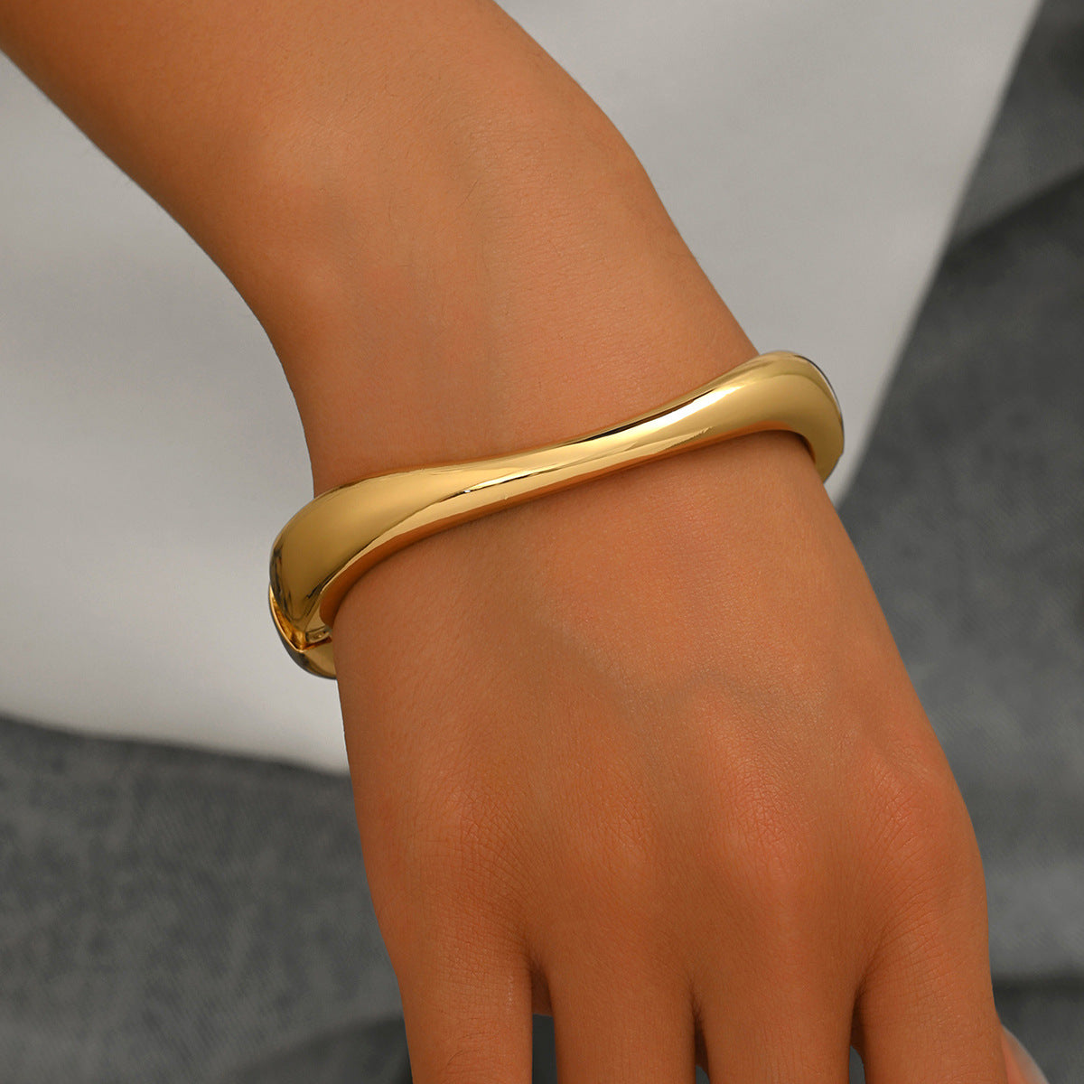 Pulsera de aleación de zinc chapada en oro de 18K con diseño geométrico y superficie lisa para mujer