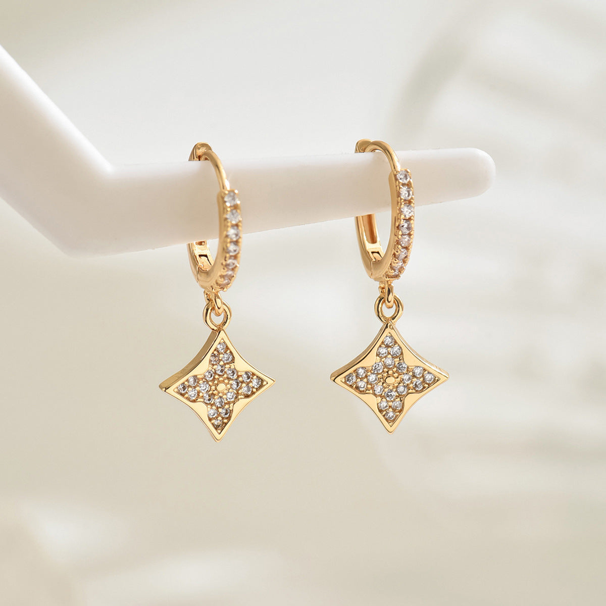 Pendientes de acero inoxidable con circonita incrustada en forma de estrella de cuatro puntas, estilo minimalista de lujo, para mujer.